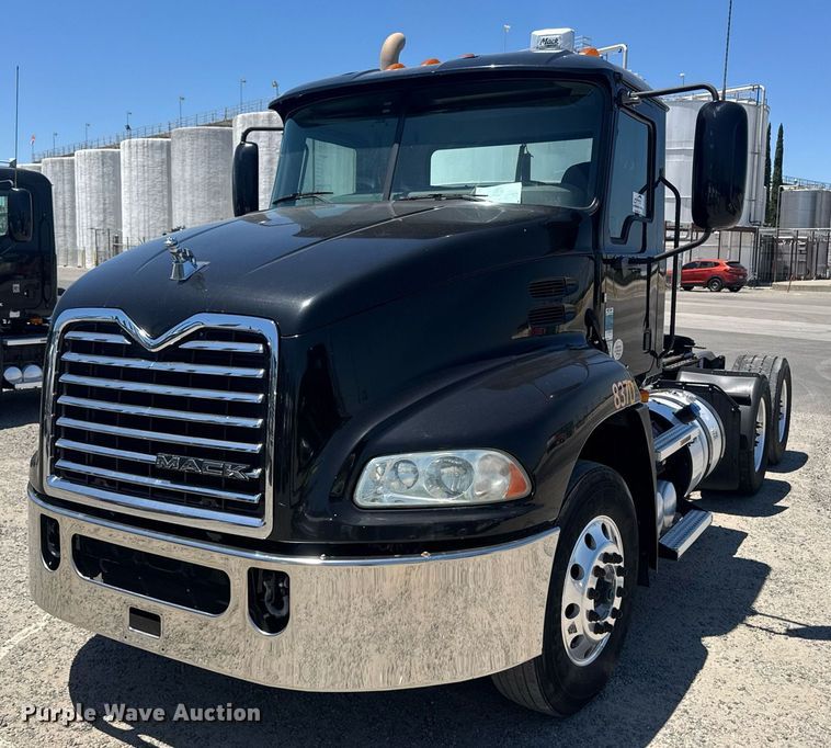 2017 Mack CXU613 semi truck - DH8674