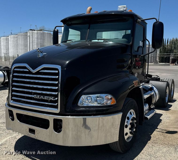 2018 Mack CXU613 semi truck - DH8675