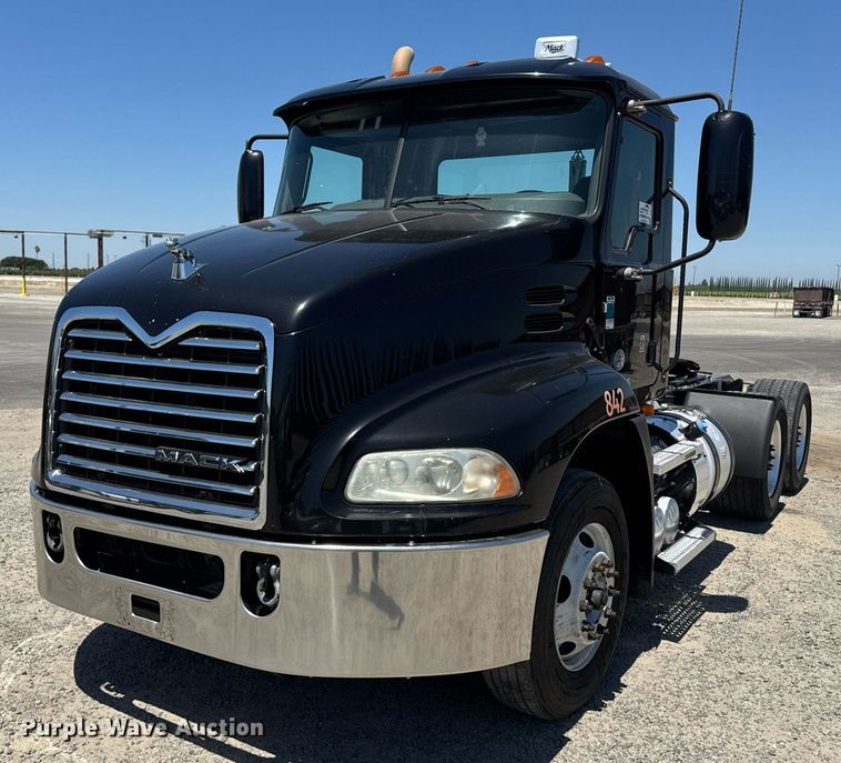 2017 Mack CXU613 semi truck - DH8676