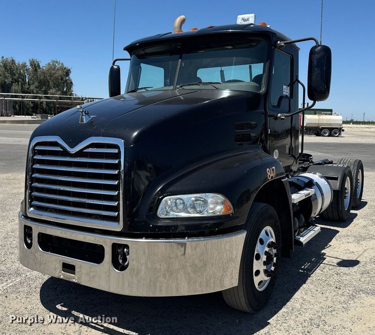 2018 Mack CXU613 semi truck - DH8677