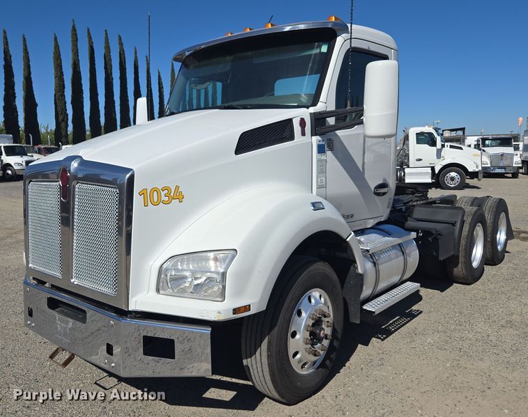 2016 Kenworth T880 semi truck - DH8678