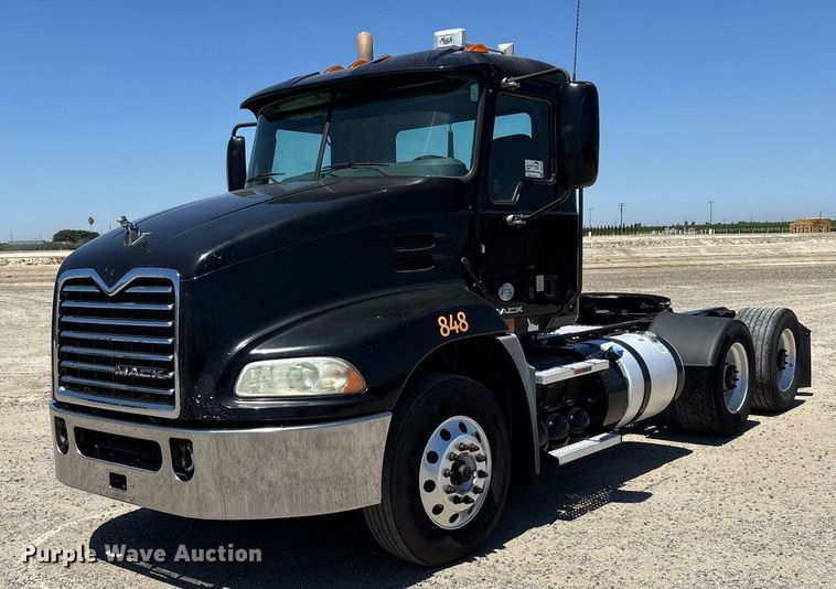 2018 Mack CXU613 semi truck - DH8679