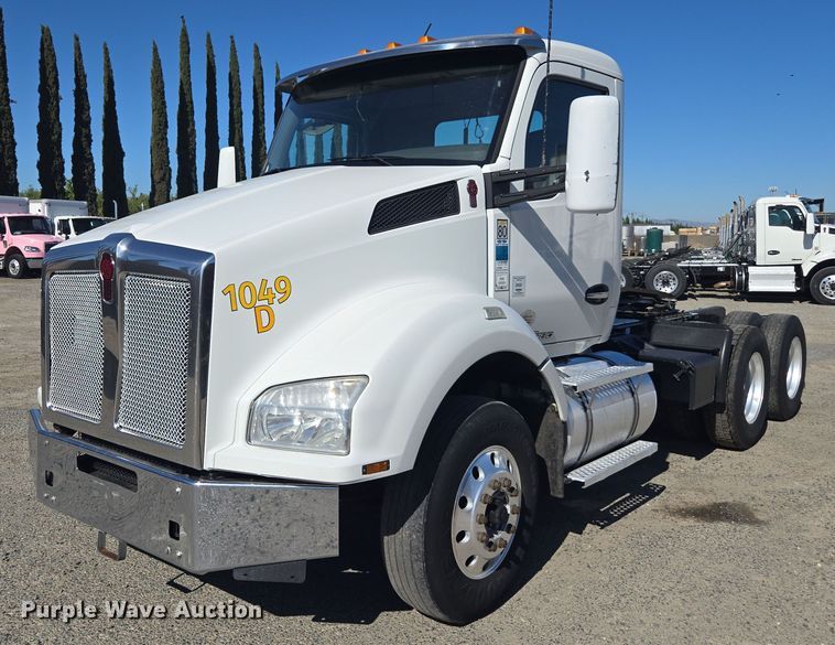 2016 Kenworth T880 semi truck - DH8680