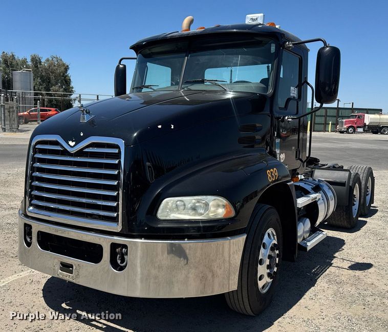 2017 Mack CXU613 semi truck - DH8681