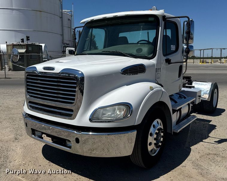 2013 Freightliner Business Class M2 semi truck - DH8682
