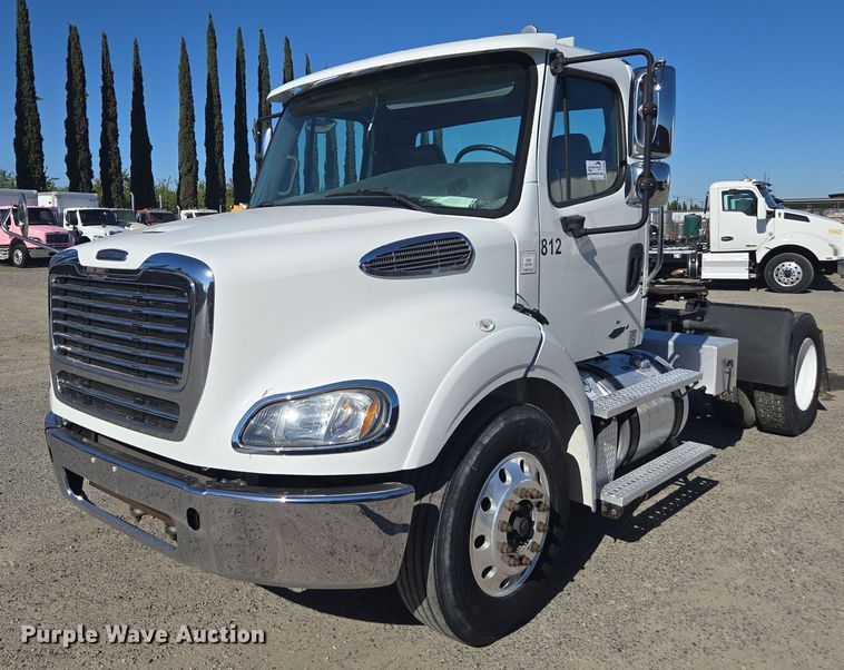 2013 Freightliner Buisness Class M2 semi truck - DH8683