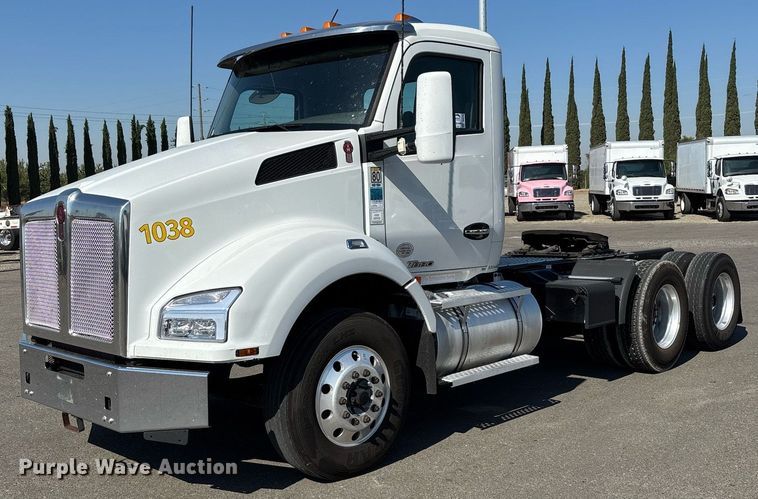 2016 Kenworth T880 semi truck - DH8729
