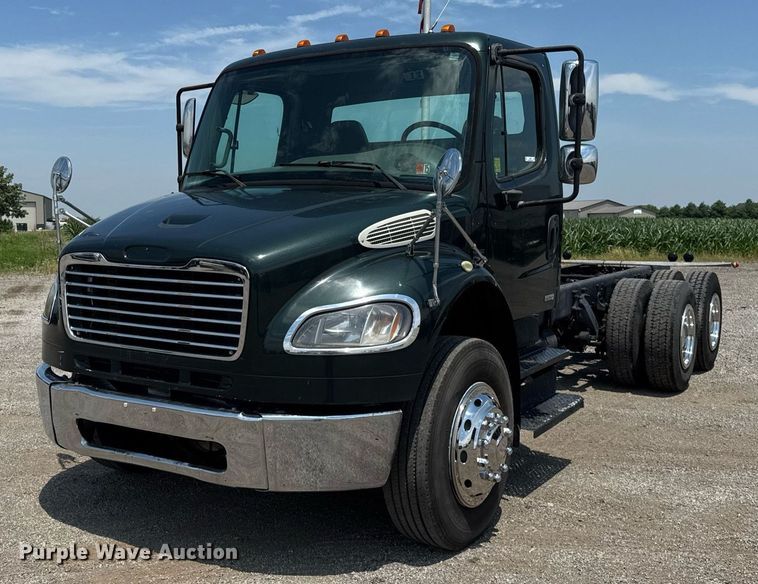 2005 Freightliner Business Class M2 truck cab and chassis - DI9394