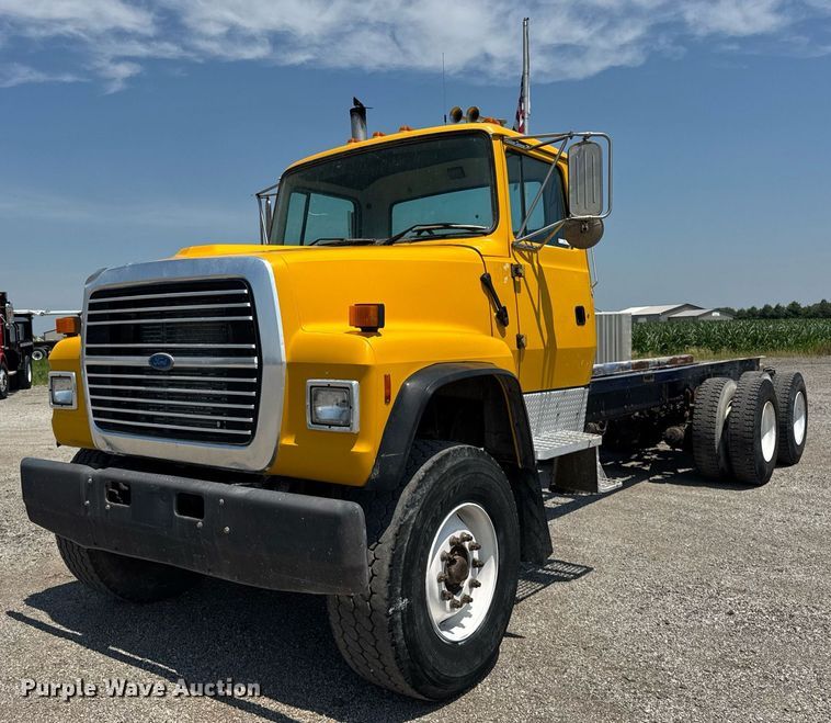 1997 Ford LT8000 truck cab and chassis - DI9399