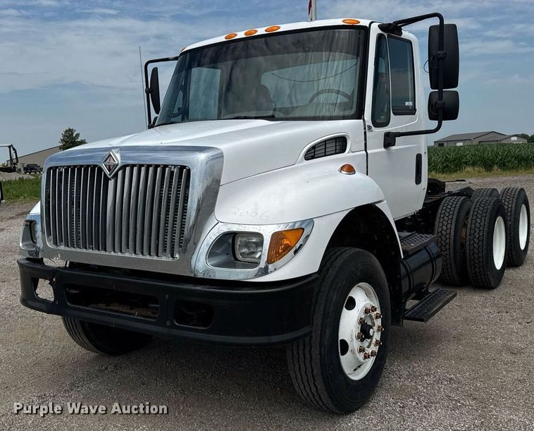 2006 International 7400 semi truck - DI9433