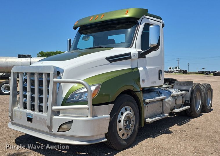 2019 Freightliner Cascadia 126 semi truck - DR3870