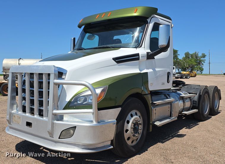 2020 Freightliner Cascadia 126 semi truck - DR3871