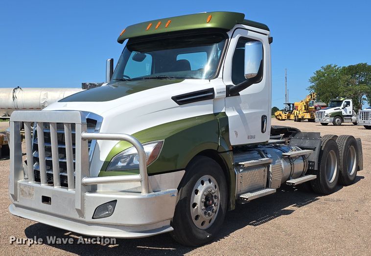 2019 Freightliner  Cascadia 126 semi truck - DR3872