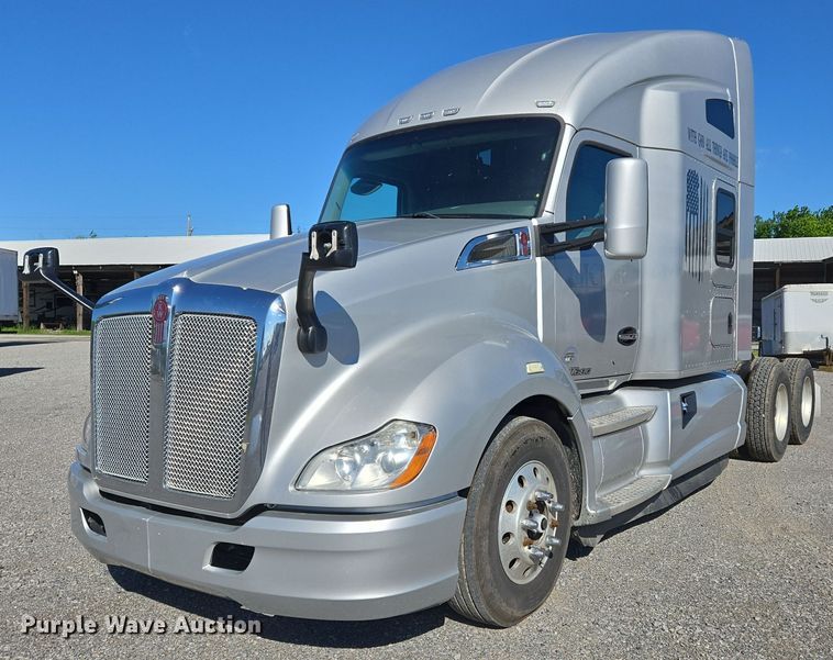 2017 Kenworth T680 semi truck - DW7025