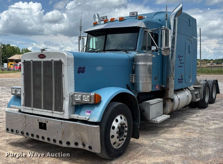 2001 Peterbilt 379 semi truck - DW7162