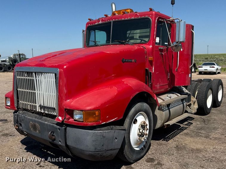 1997 International 9400 semi truck - DZ8662