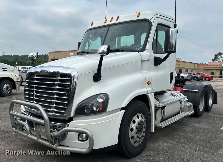 2015 Freightliner Cascadia 125 semi truck - EB2639