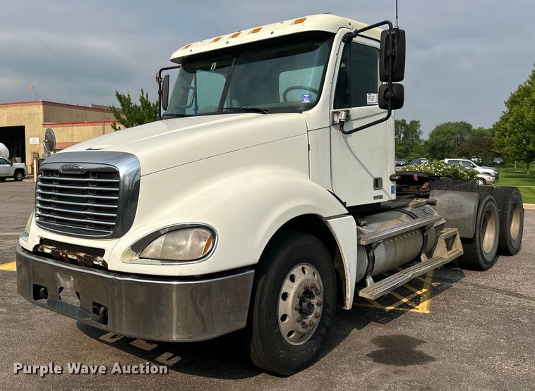 2003 Freightliner Columbia 120 semi truck - EB2640
