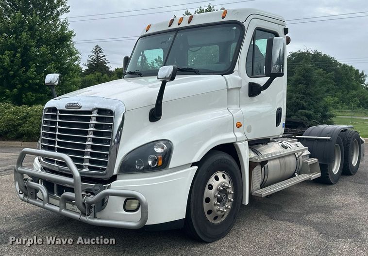 2015 Freightliner Cascadia 125 semi truck - EB2701