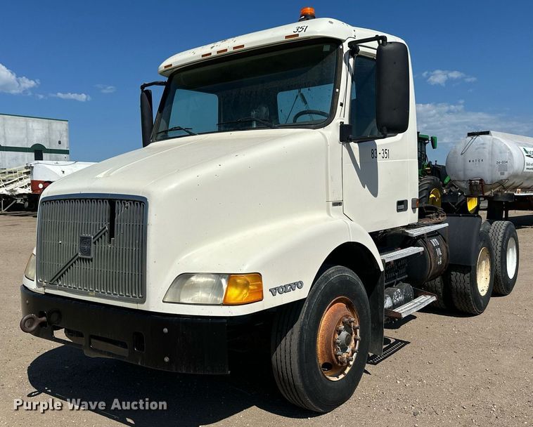 1999 Volvo VN semi truck - EB2730
