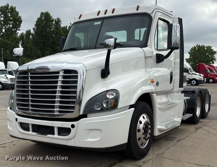 2018 Freightliner Cascadia 125 semi truck - EC4349