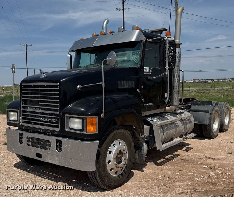 2012 Mack CHU613 semi truck - ED5781