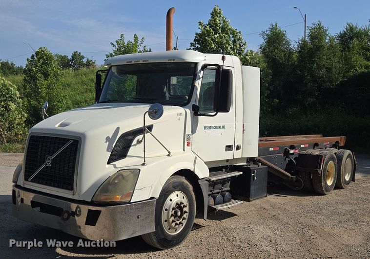2009 Volvo VNL roll-off container truck - EF1750