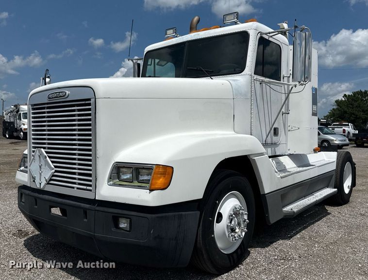 2000 Freightliner FLD semi truck - EG6002