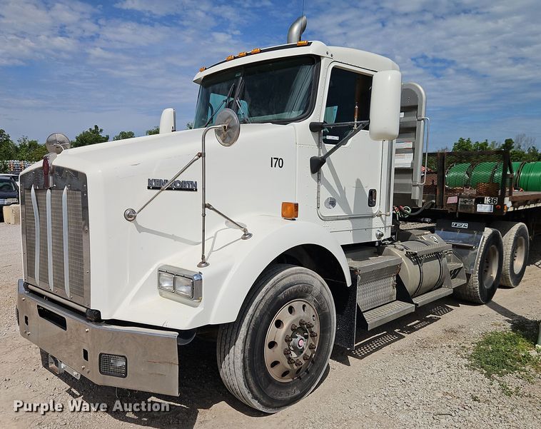 2010 Kenworth T8 Series semi truck - EJ0067