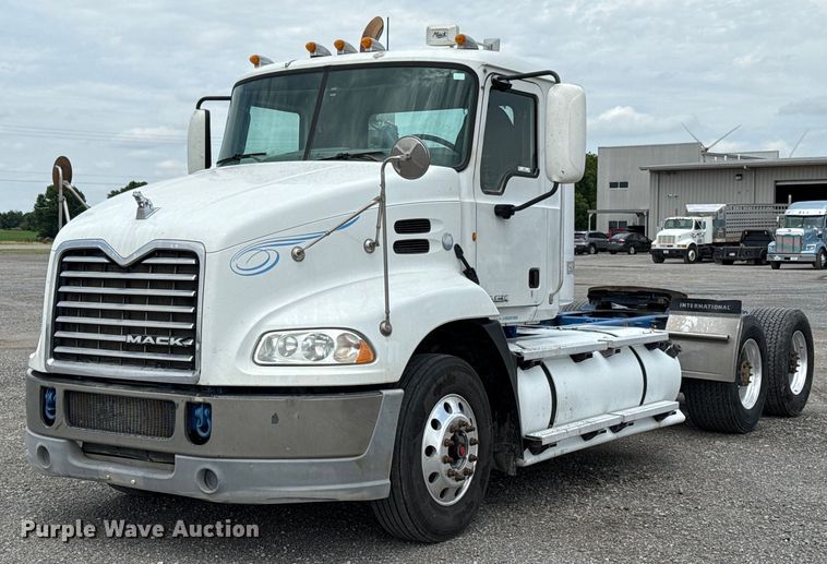 2015 Mack CXU633 semi truck - EJ4614