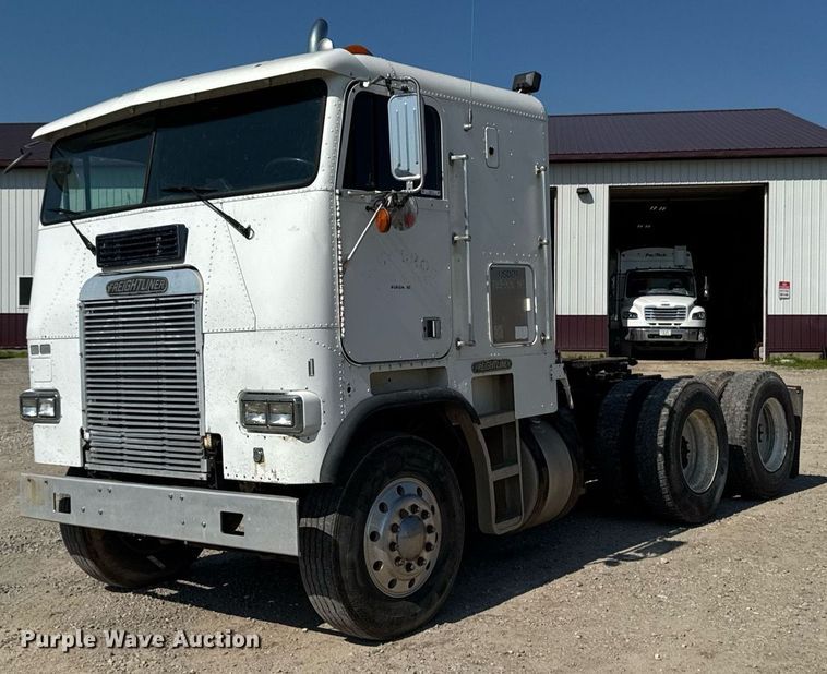 1992 Freightliner USF-1E semi truck - EM2110
