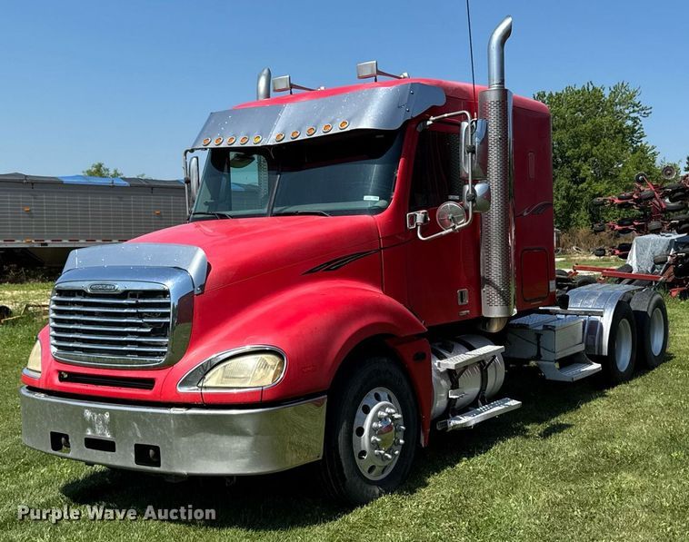 2005 Freightliner Columbia semi truck - EM2112