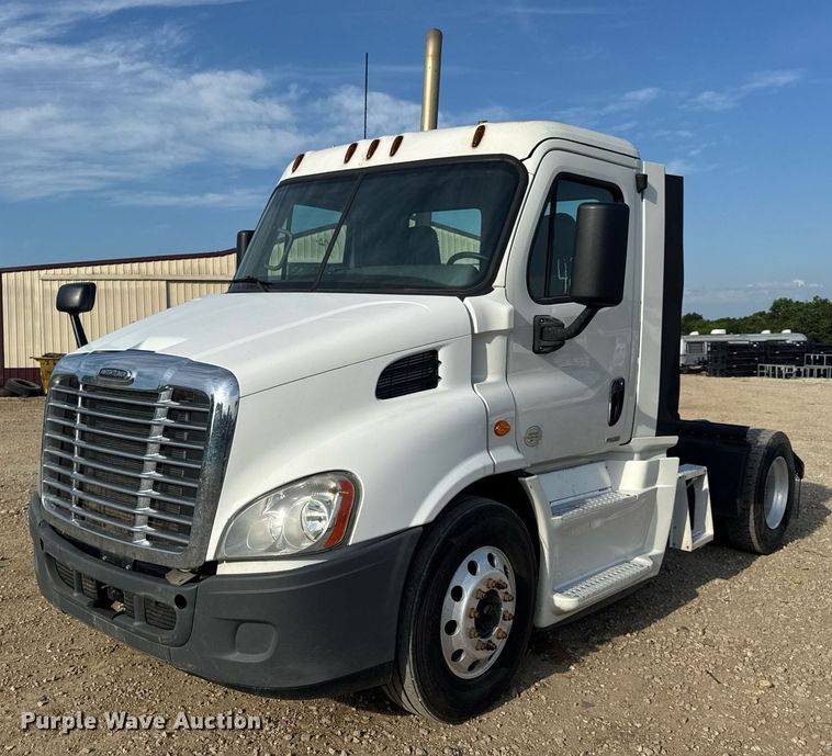 2015 Freightliner Cascadia 113 semi truck - EN4630