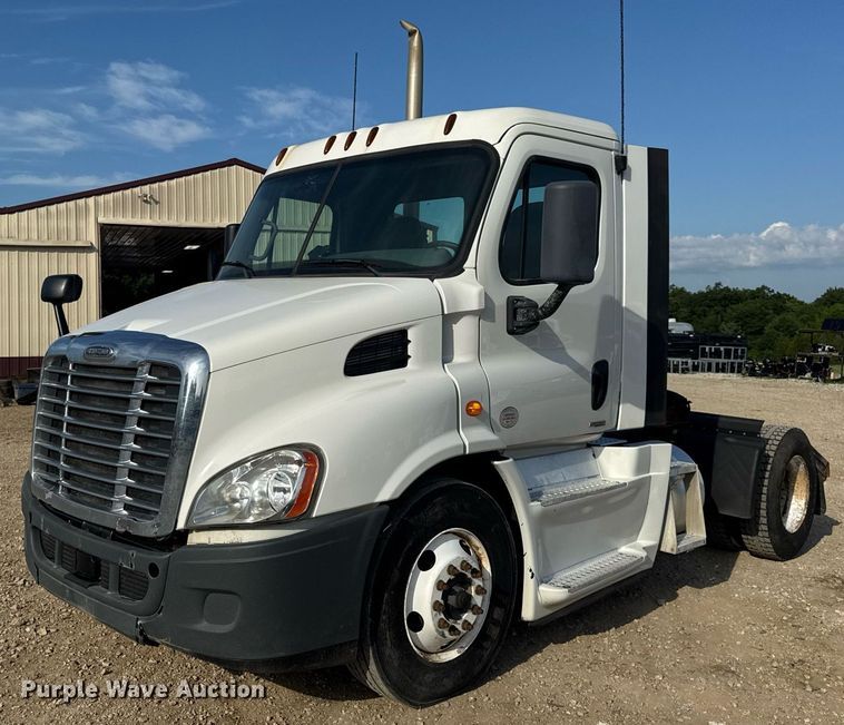 2014 Freightliner Cascadia 113 semi truck - EN4632