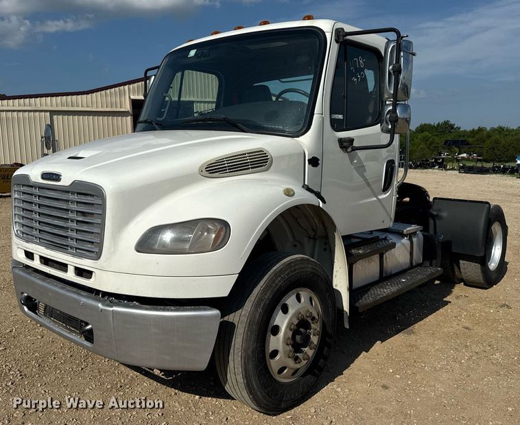 2014 Freightliner Business Class M2 semi truck - EN4633