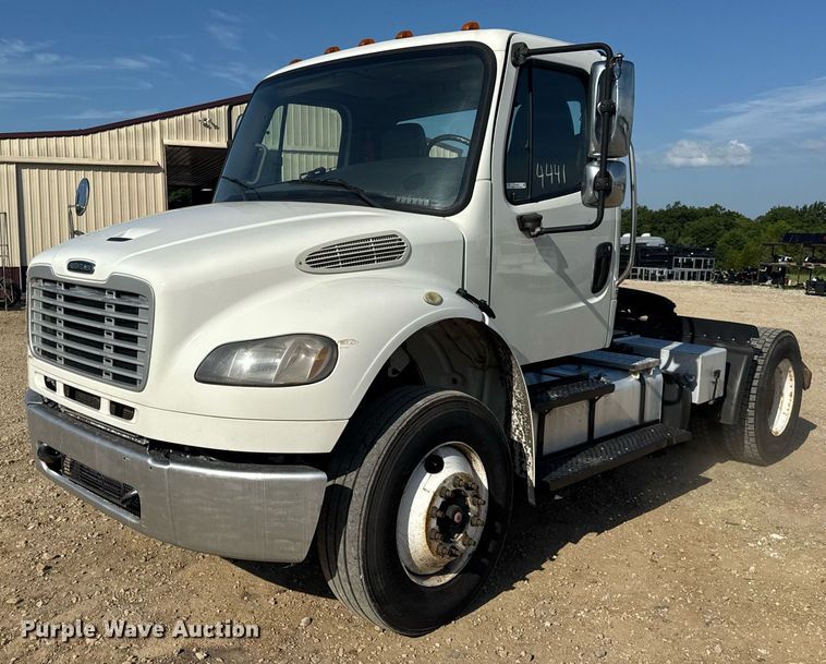 2015 Freightliner Business Class M2 semi truck - EN4634