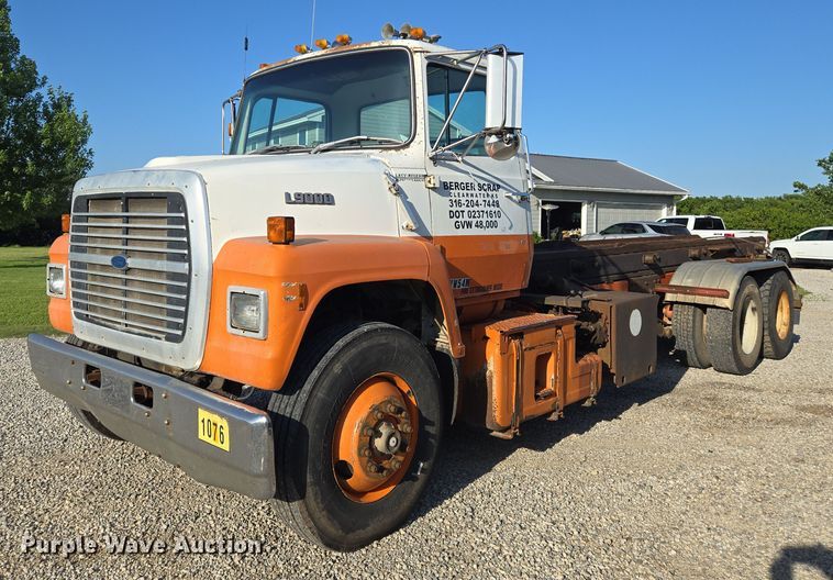 1989 Ford L9000 roll-off container truck - EN8166