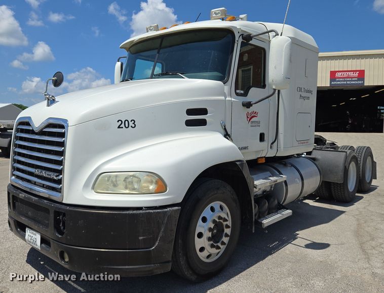 2009 Mack CXU613 semi truck - EN8257