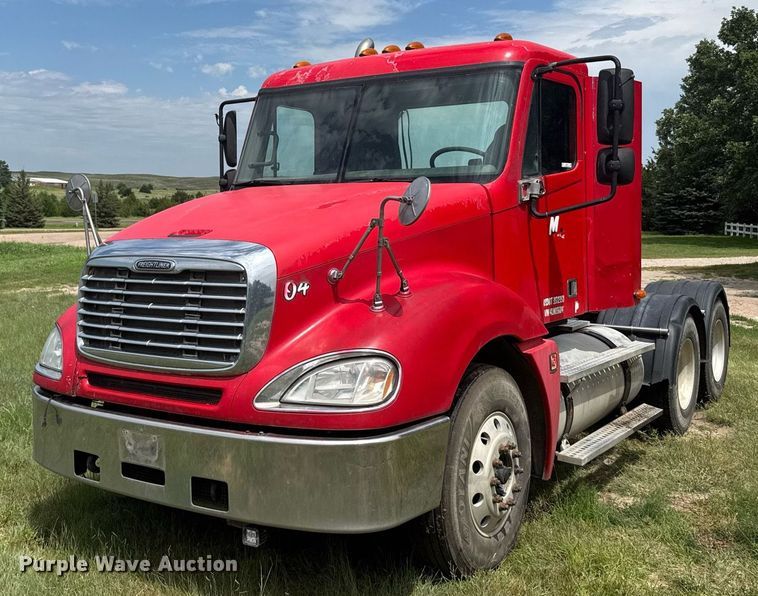 2004 Freightliner Columbia semi truck - ER2135