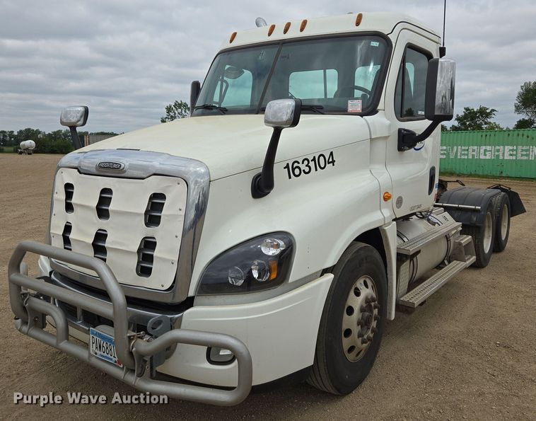 2017 Freightliner Cascadia 125 semi truck - ER5260