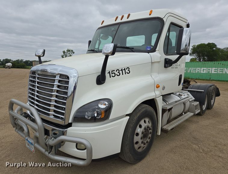 2015 Freightliner Cascadia 125 semi truck - ER5261