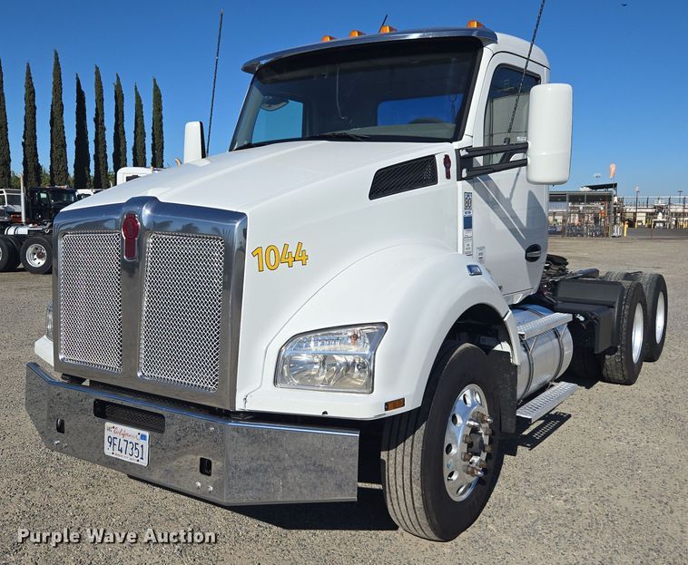 2016 Kenworth T880 semi truck - FB9408