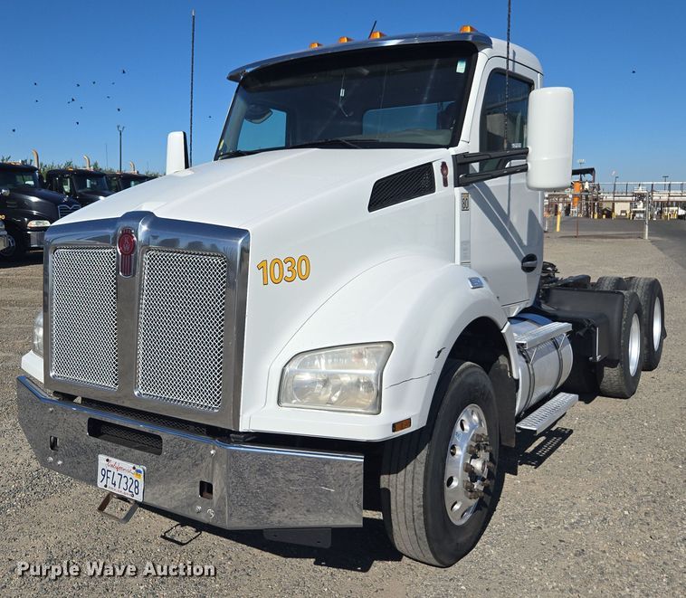 2016 Kenworth T880 semi truck - FB9409