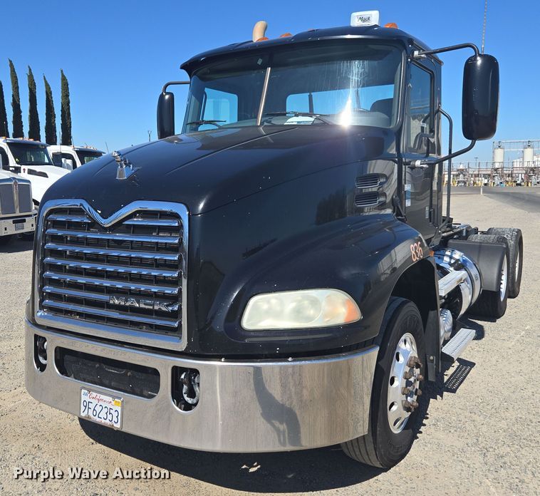 2017 Mack CXU613 semi truck - FB9410