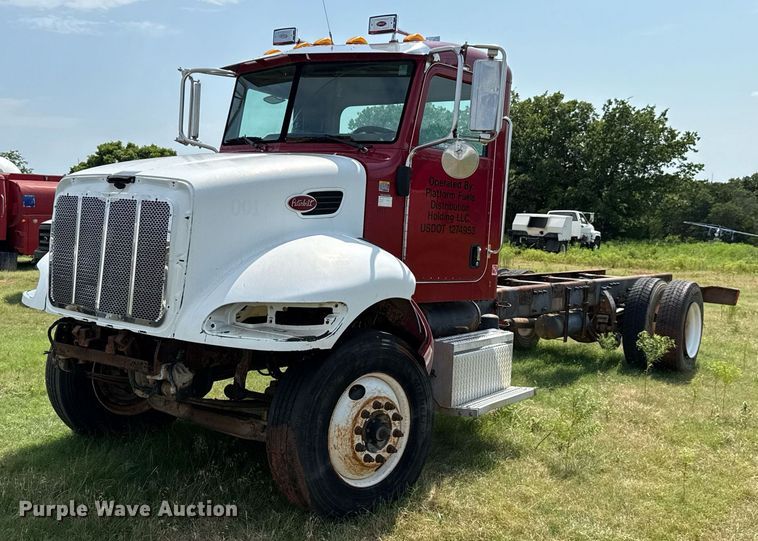 2007 Peterbilt 335 truck cab and chassis - HI9278