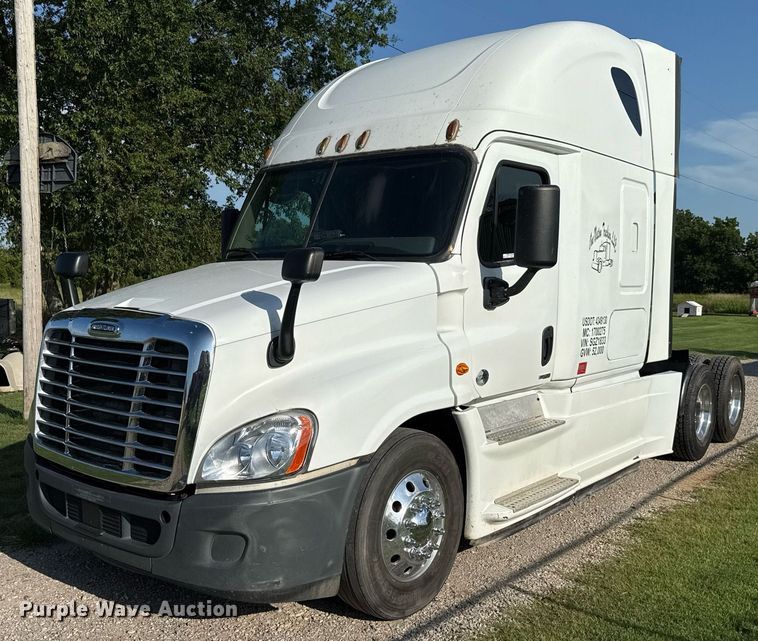 2016 Freightliner Cascadia 125 semi truck - HI9284