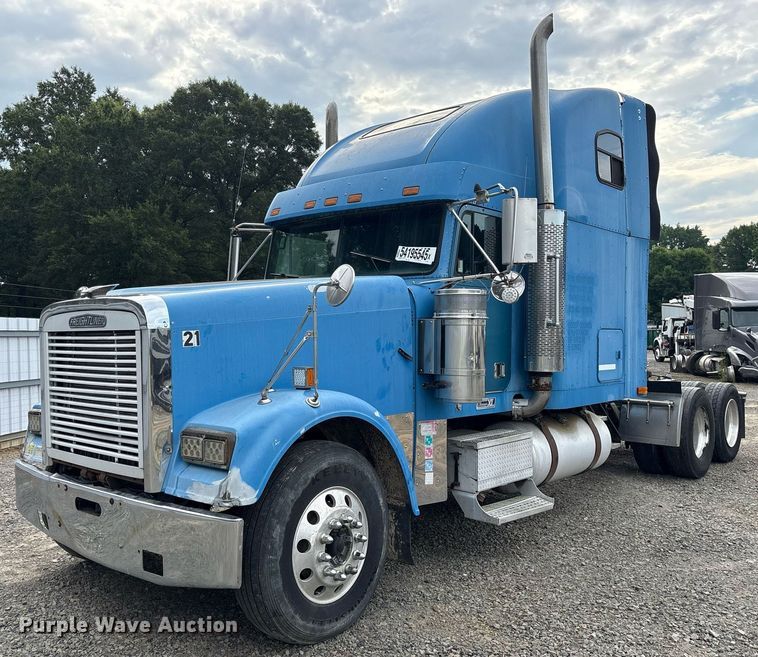 2000 Freightliner FLD120 semi truck - YA0513