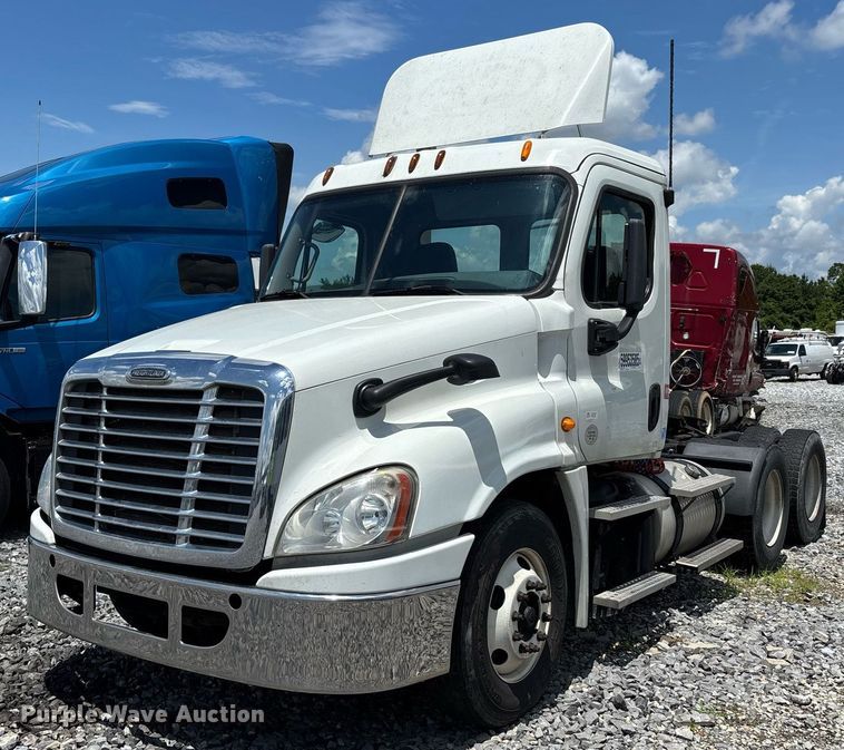 2014 Freightliner Cascadia 125 semi truck - YA0631