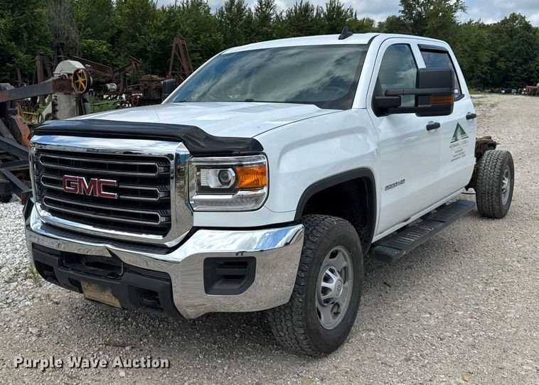 2018 GMC Sierra 2500HD Crew Cab pickup truck cab and chassis - DI9822