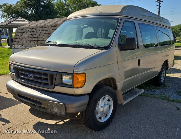 2007 Ford E250 handicap accessible van - DR3821